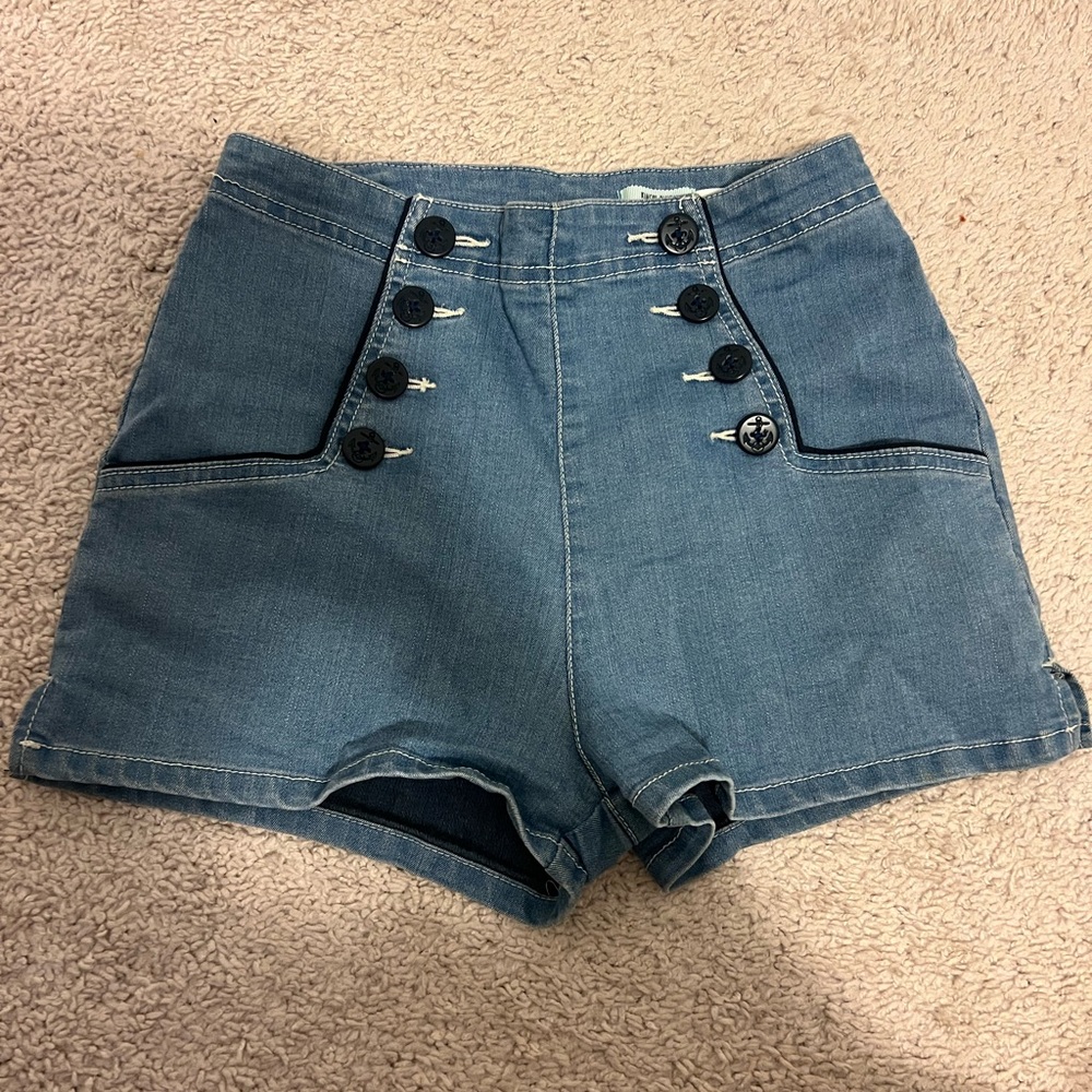 High waisted buttoned jeans shorts